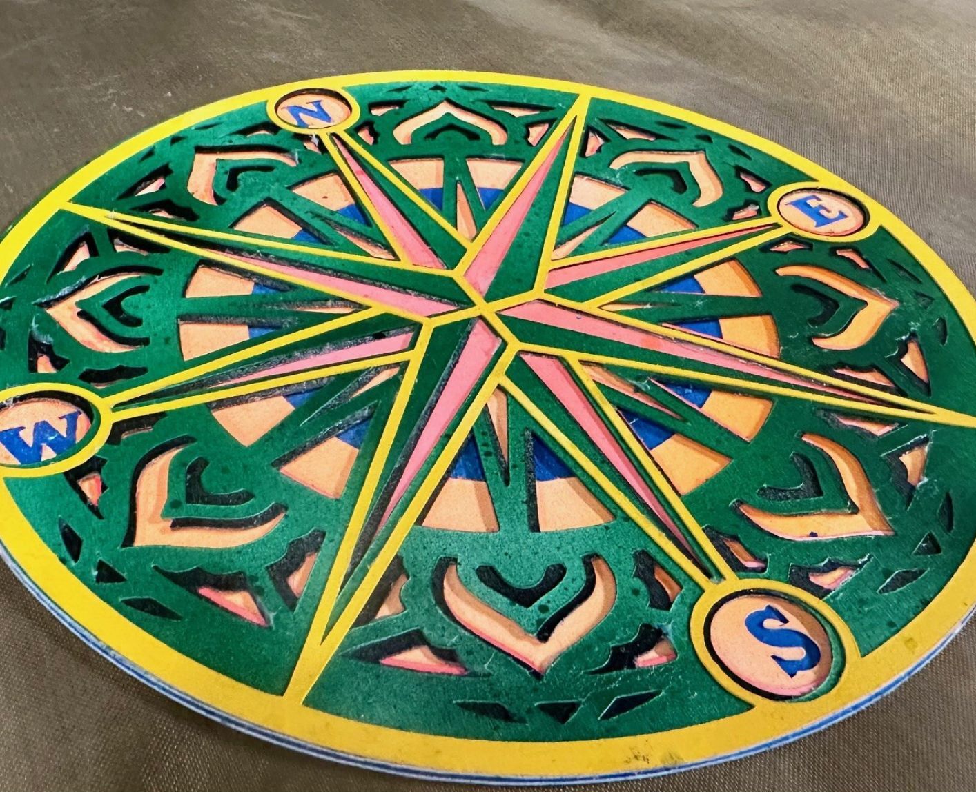 Histoires en famille - atelier papercut : création d'une boussole | 