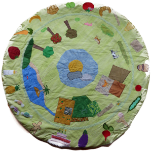 Fraise, tomate, carotte...dégustez ces histoires avec gourmandise, avec le tapis de lecture Miam miam,  Le tapis de lecture s'accompagne d'une sélection de livres.